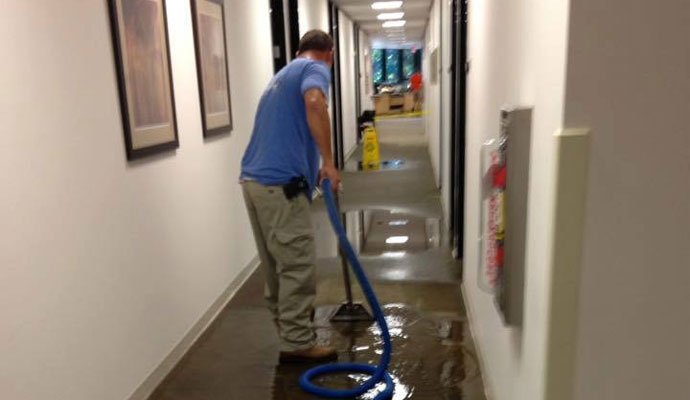 water-extraction-in-hallway-with-equipment